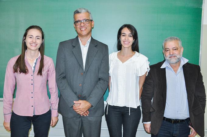 Lorrayne com o orientador Araújo e os examinadores Rita e Dias