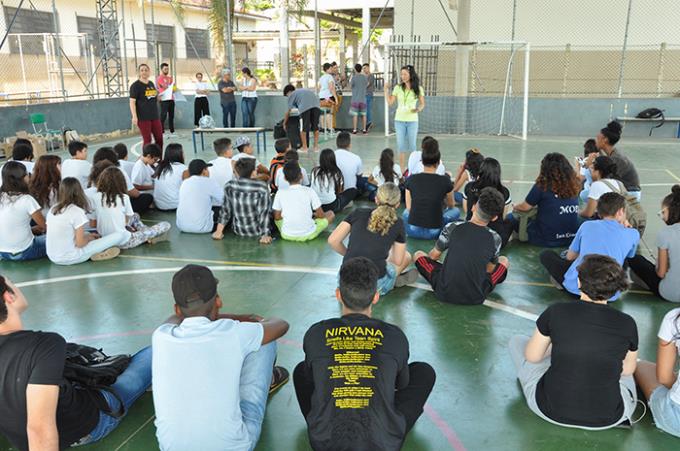 Alunos fazem parte de projeto para deixar escola mais bonita