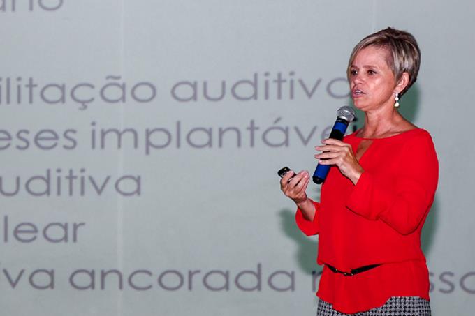 Dra. Angela Ribas, coordenadora do serviço de saúde auditiva do Hospital Pequeno Príncipe, durante palestra na Unoeste