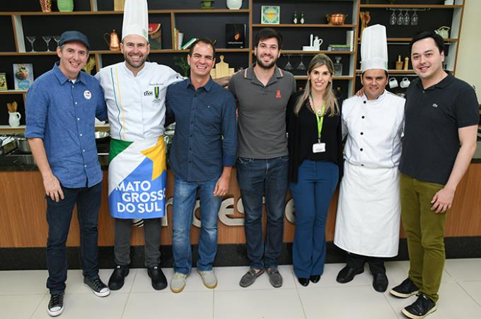 Chef Paulo Machado foi recebido de braços abertos por professores e direção da Unoeste