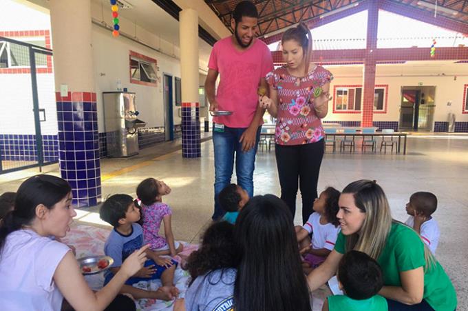 Universitários orientam um dos grupos das crianças atendidas pelo projeto