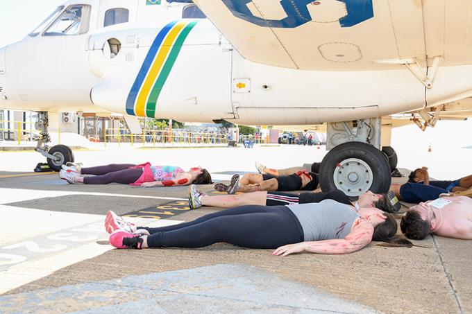 Simulação: colisão de avião contra edifício faz 65 vítimas