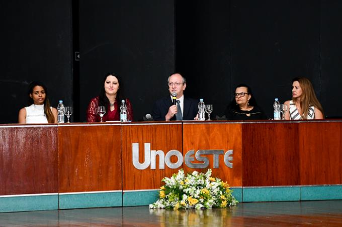 Mesa principal: Gleyciane (acadêmica), Danyelle (CRF-SP), Luis Ortega (coordenador Unoeste), Rosângela (Proext) e Gloriane (docente)