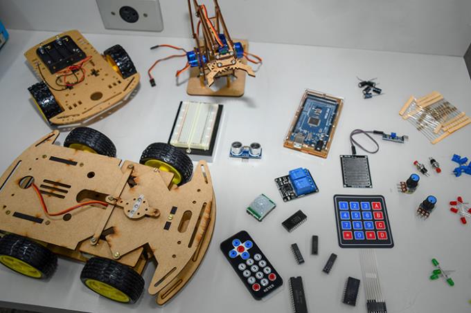 Foram adquiridos kits com vários materiais para desenvolver projetos com microcontroladores