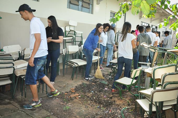 Alunos se envolvem em mutirão para melhorar ambiente escolar