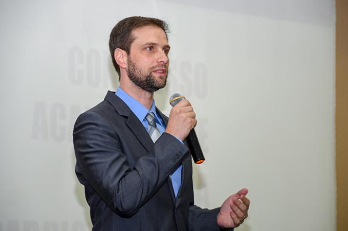 Dr. Gabriel de Oliveira Lima Carapeba, diretor das Faculdades de Medicina da Unoeste, foi homenageado no evento
