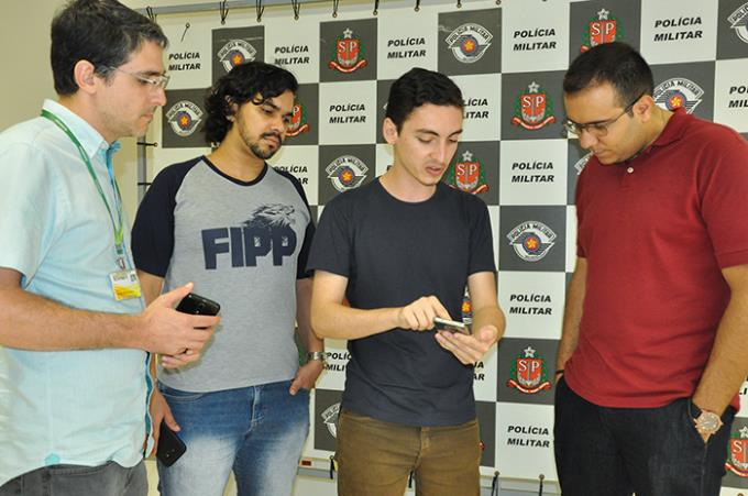 Apresentação do aplicativo: professor Menegassi; alunos Machado e Manfré; e o policial Trindade