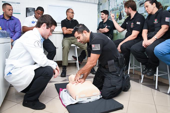 Policiais civis participaram dos workshops práticos, que foram realizados no Laboratório de Habilidades e Simulação da Unoeste