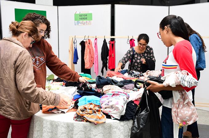 Enquanto isso, no Salão da Torre de Cristal, o Projeto Troquei reuniu cerca de mil peças de roupas
