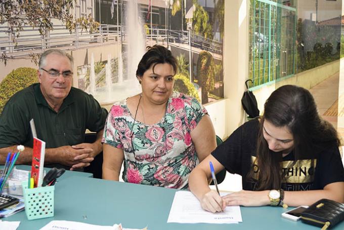 A paranaense Ana Carolina, com os pais Rosângela e Antônio Luiz