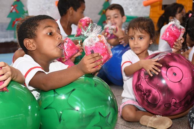 Crianças se alegram com brinquedos arrecadados em campanha