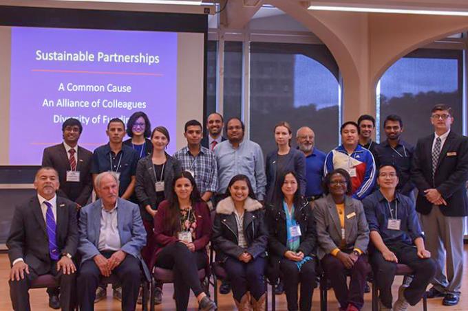 Participantes da Feira de Pesquisa da Universidade da Louisiana, somente para alunos e pesquisadores estrangeiros