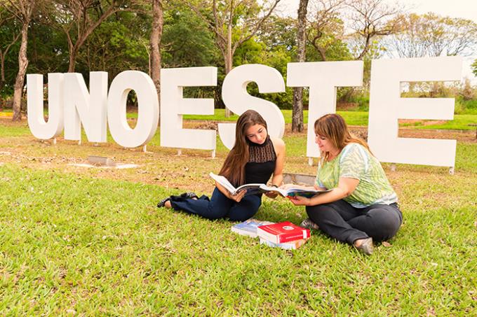 Giovana, com a orientadora Camélia: “ambiente universitário é uma realidade diferente da minha escola”