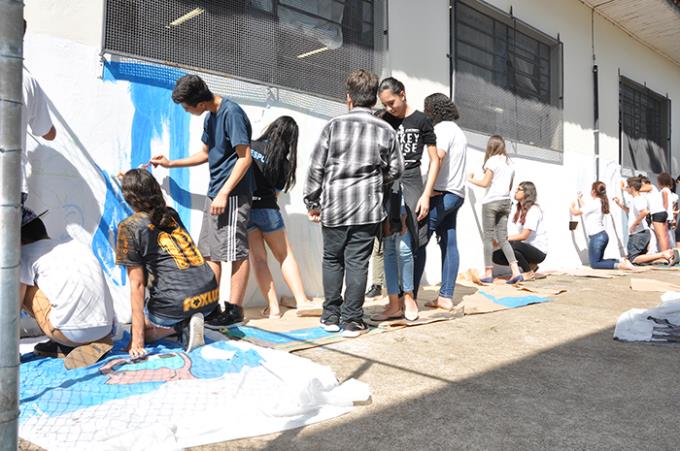 Ação com a aplicação da arte do grafite, orientada por equipe da universidade