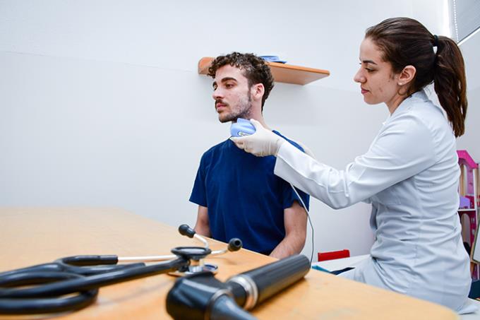 Clínica oferece tratamento para alterações na fala e audição