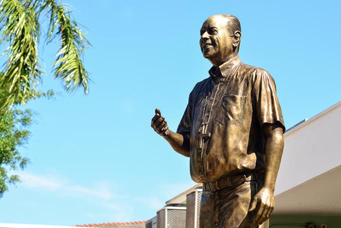 Estátua feita em bronze tem 120 kg e 1,72m, com autoria do escultor Pedro Cesar Almeida Santos, de Botucatu (SP)