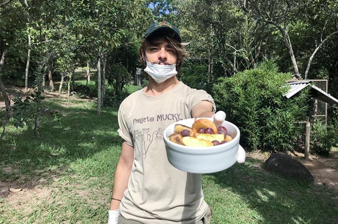 Projeto Mucky: Matheus atua com a alimentação do macaco bugio (Alouatta guariba)