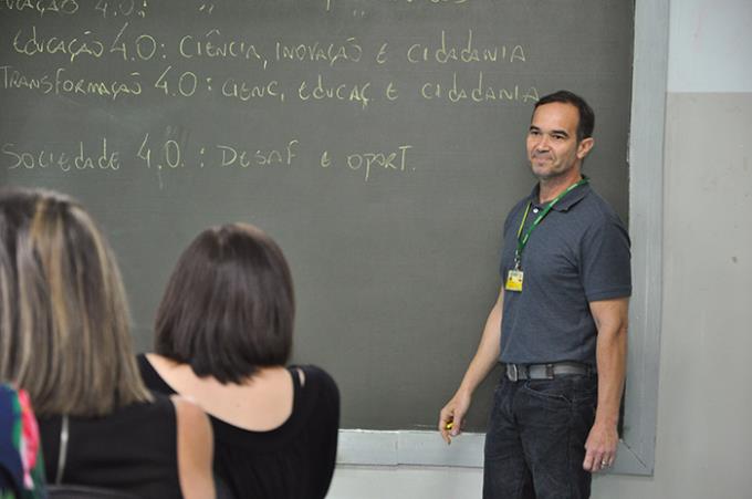 Dr. Garcia Júnior durante a condução da votação para escolha do tema do 24º Enepe