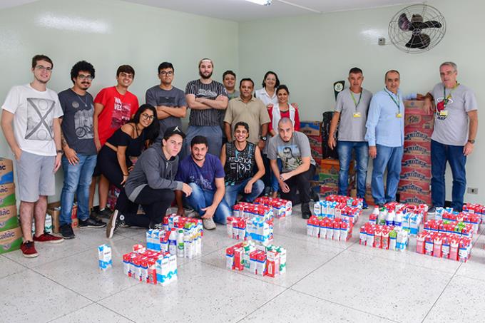Representantes das entidades escolhidas recebem mais de 1,5 mil litros de leite dos acadêmicos da Fipp