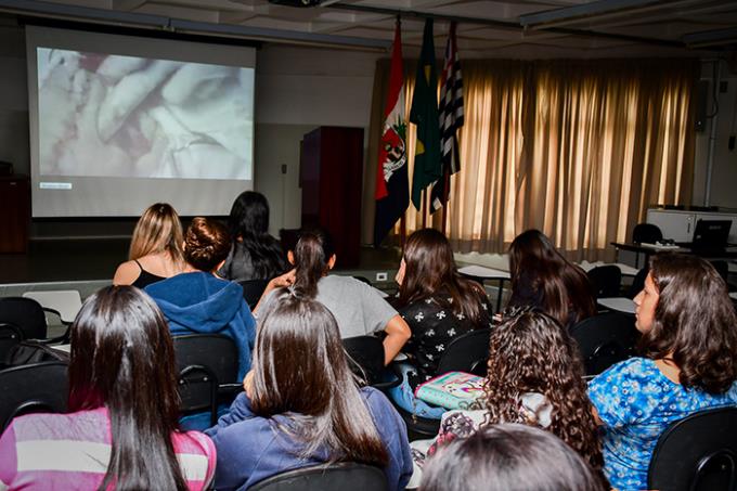 Alunos de todos os termos da graduação assistiram ao procedimento em tempo real do Anfiteatro Azaléia, no campus II