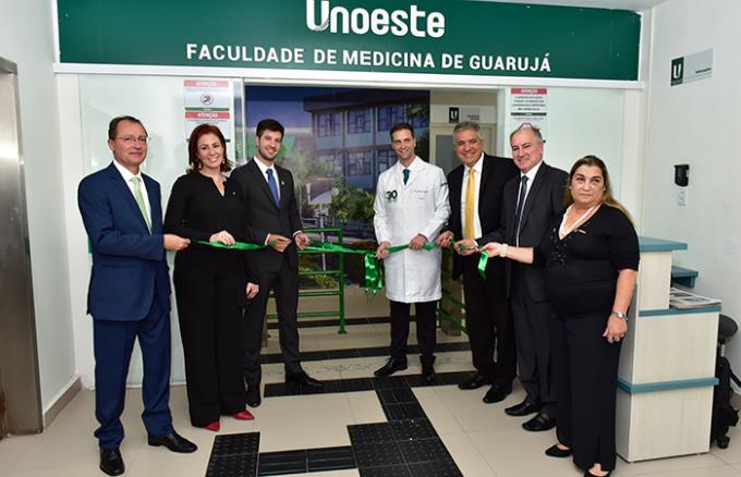 Representantes da Unoeste, com Carla Zambelli (deputada federal), Válter Suman (prefeito), Urbano Bahamonde (Santo Amaro) e Mônica Corrado (Cremesp)