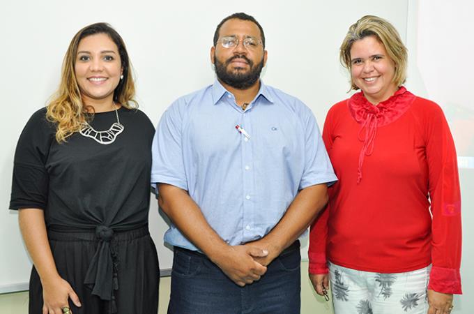 Davi Silva entre as doutoras Danielle Santos e Raquel Gitahy