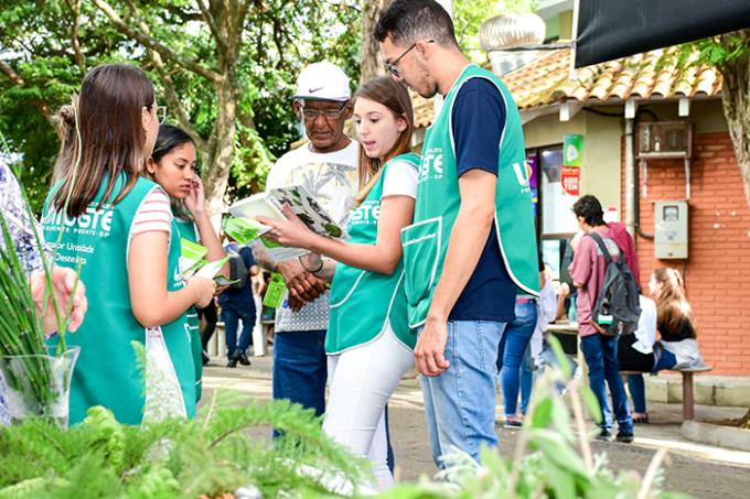 Acadêmicos de Farmácia realizam nesta sexta (3) e sábado (4), orientações e panfletagem sobre o uso racional de medicamentos e a interação com plantas