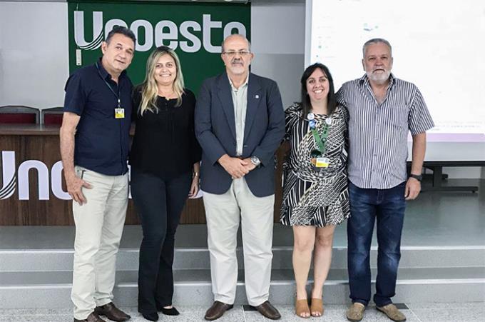 Representantes dos cursos de engenharias da Unoeste recepcionam Cristiane Aquino Cabriote Bernardo e Michel Sahad Filho do Crea-SP