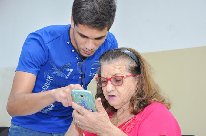 Projeto ensina melhor idade a usar redes sociais no celular