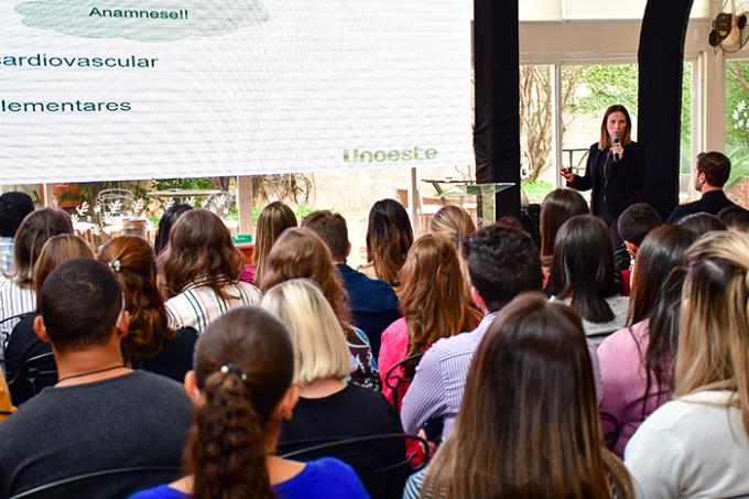 Dra. Bruna Maria Melo Carapeba ministrou a palestra “Cardiologia pediátrica: importância da avaliação cardíaca em crianças”