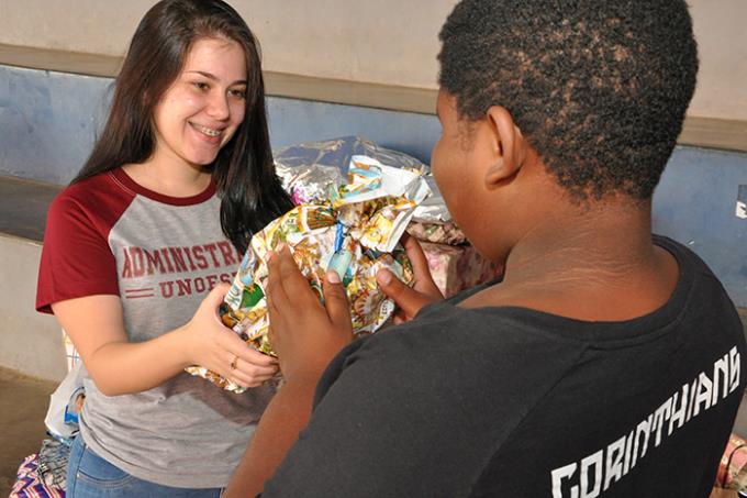 Administração estimula voluntariado realizando ação social