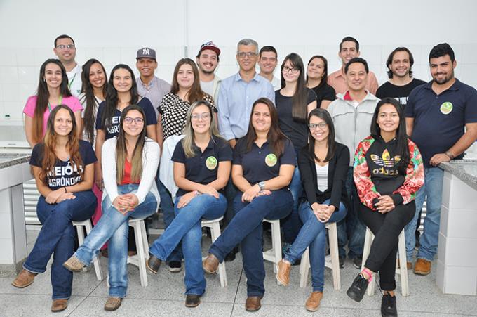 Professores e alunos envolvidos em estudos da agricultura de precisão