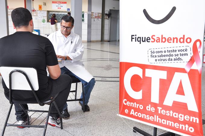 Serviço com testes de HIV e sífilis atende universitários