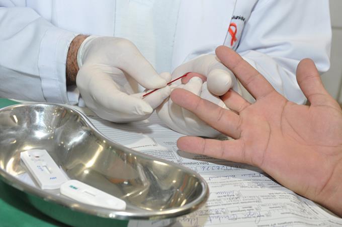 Testes rápidos de Aids e sífilis são parecidos com os de glicemia