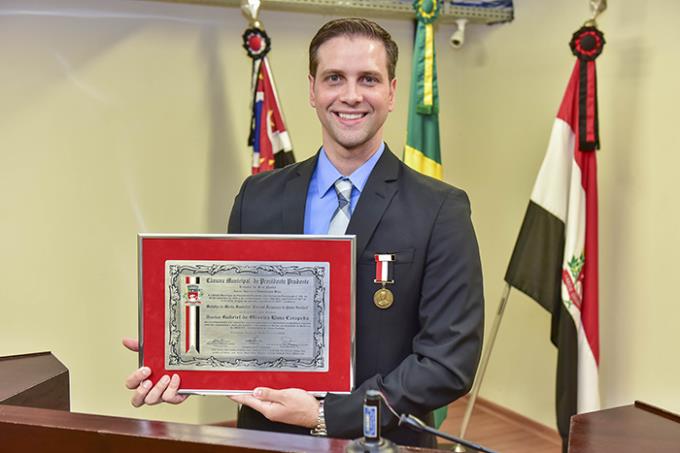 Medalha de Mérito é entregue ao Dr. Gabriel Carapeba