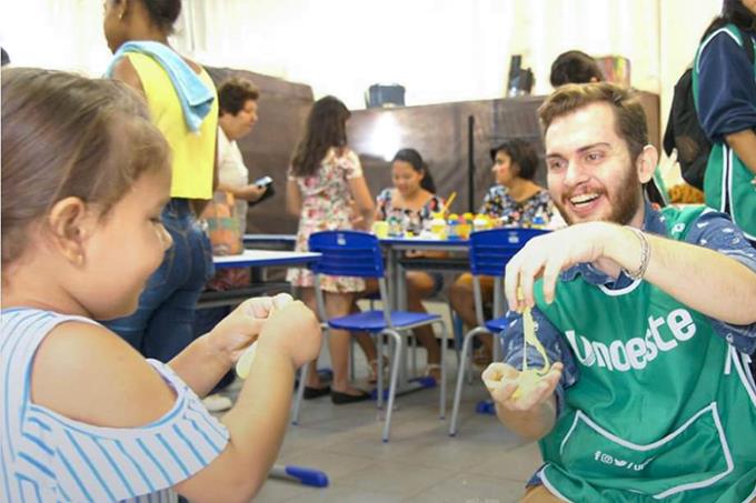 Douglas Barbosa Tafaneli durante uma das atividades de extensão pelo curso de Artes Visuais da Unoeste