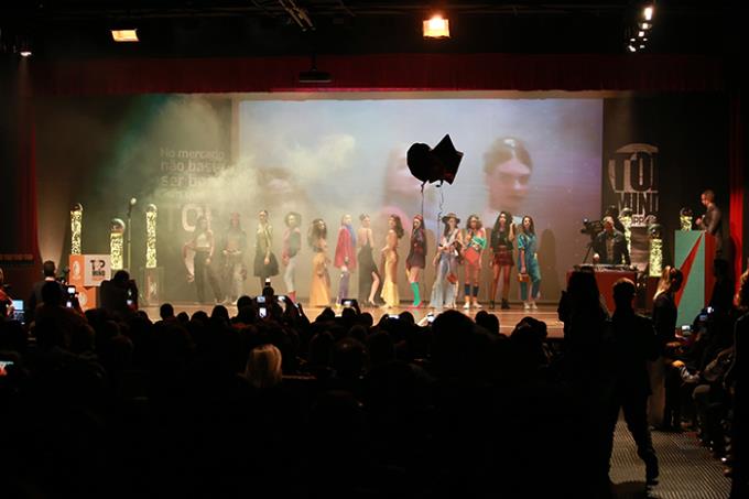 Desfile remeteu às várias décadas em trabalho do curso de Fotografia da Unoeste