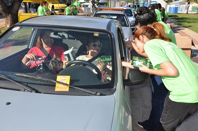 Alunas voluntárias da Unoeste entregaram panfletos e papa-pilhas