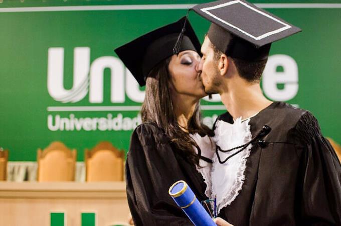 Dayane e Gabriel se conheceram em sala de aula e atualmente são noivos; eles já estão empregados na área