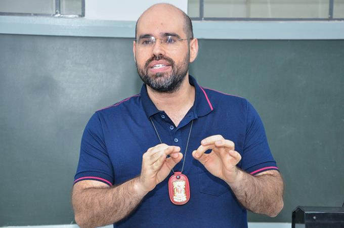 Perito criminal Ederson da Silva Stelato durante o curso no Laboratório de Química