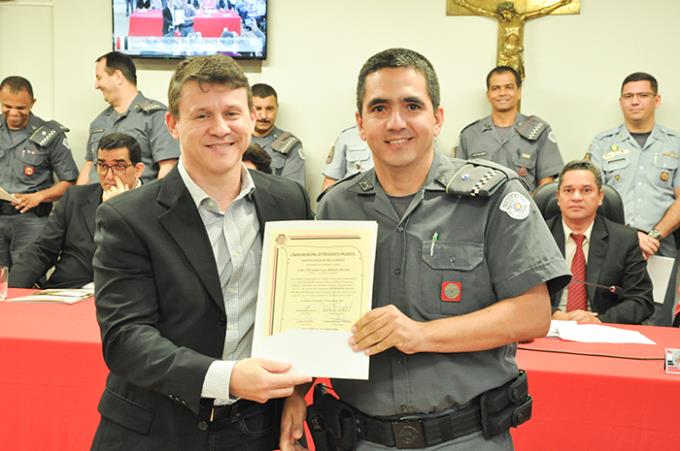 Dr. Adilson Eduardo Guelfi entregou o certificado ao cabo André Luiz Ribeiro Herran, um dos 20 homenageados