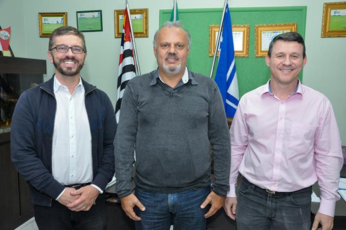 Professor Bertoncello, prefeito Itamar e pró-reitor Guelfi