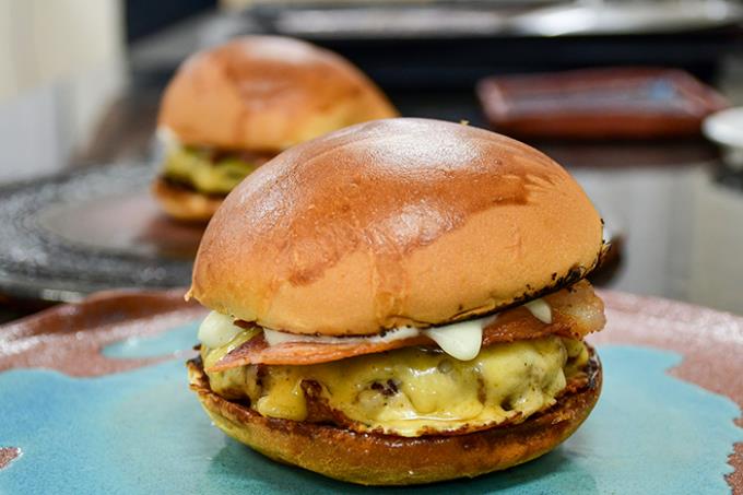 Hambúrguer artesanal ganha destaque no mercado gastronômico 