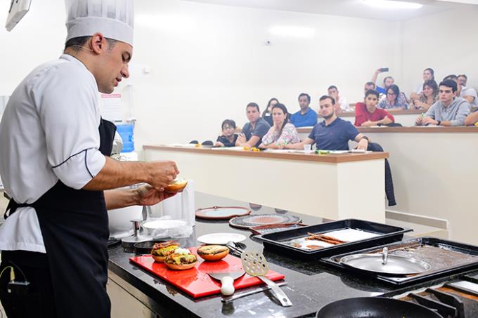 O chef Guilherme Sanches Marques falou de custos, mercado, diferentes públicos, higienização, tipos de pães, queijos e carnes