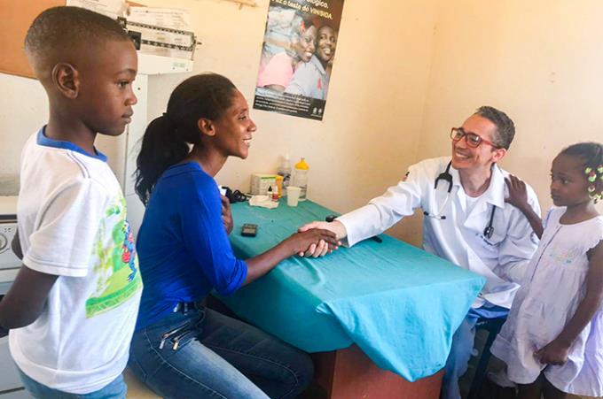 Egresso de Medicina lança livro sobre experiência na África