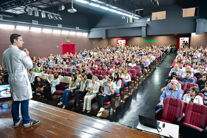 Dr. Gabriel Carapeba, diretor das Faculdades de Medicina, recepcionou os calouros e seus familiares em Presidente Prudente