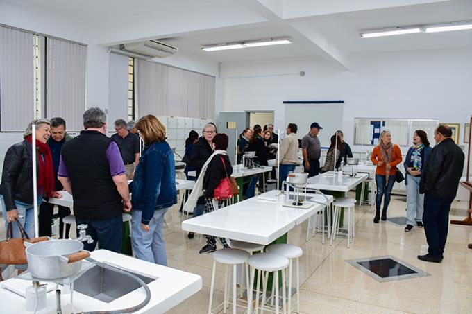 Ex-alunos visitaram laboratórios no campus I da Unoeste