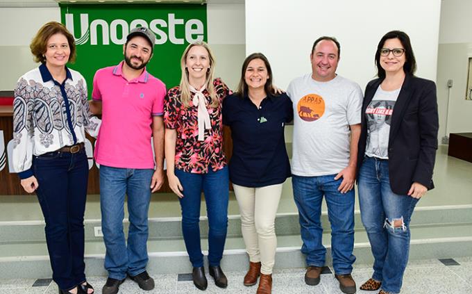 Ana Cláudia Ambiel ao lado dos palestrantes do dia e das professoras Caliê Castilho e Marilice Astolphi