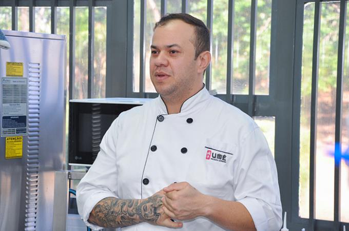 Chef Altieres durante aula no workshop do curso de Gastronomia