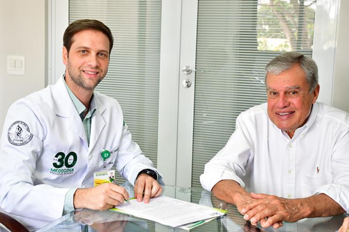 Diretor das faculdades de Medicina da Unoeste, Dr. Gabriel de Oliveira Carapeba, e o provedor da Santa Casa, Itamar Alves de Oliveira 